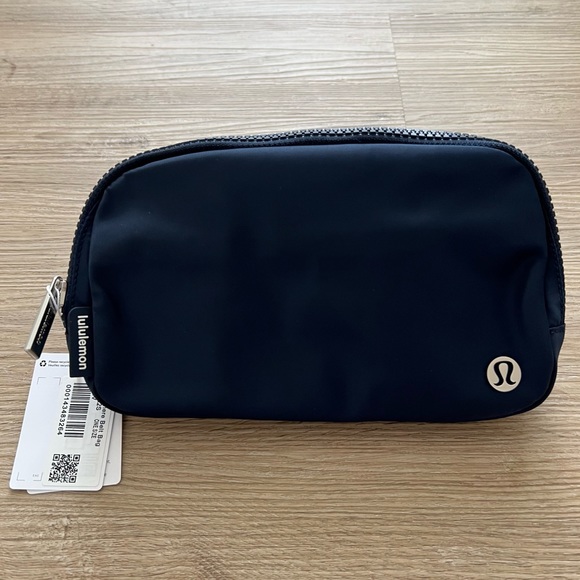 Lululemon Everywhere Belt Bag Navy Blue Nylon One Size - Picture 2 of 7